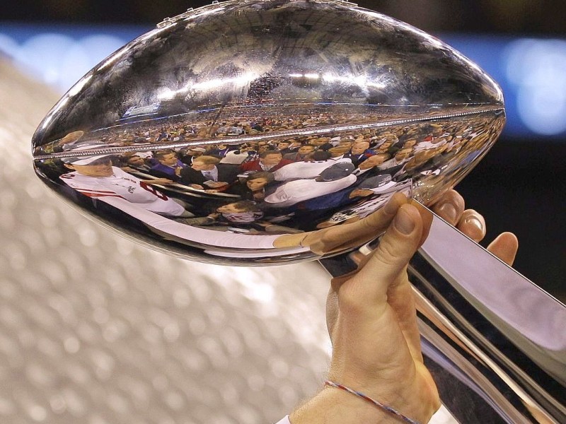 A New York Giants player holds the the Vince Lombardi Trophy after the NFL Super Bowl XLVI football game against the New England Patriots, Sunday, Feb. 5, 2012, in Indianapolis. The Giants won 21-17. (AP Photo/Eric Gay)
