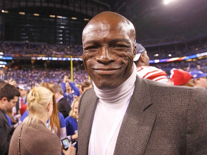 Singer Seal stands on the field after the NFL Super Bowl XLVI football game in which the New York Giants defeated the New England Patriots in Indianapolis, Indiana, February 5, 2012.  REUTERS/Jeff Haynes (UNITED STATES  - Tags: SPORT FOOTBALL ENTERTAINMENT)