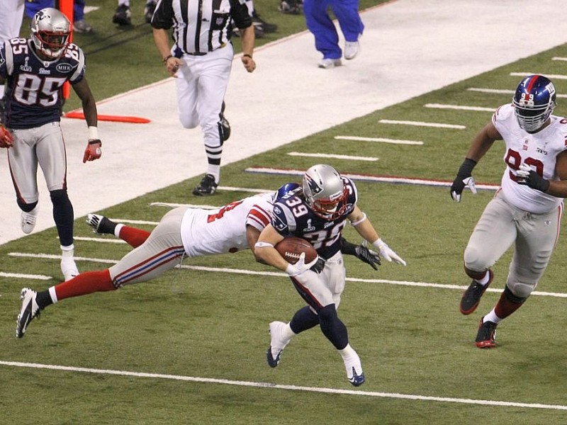 New England Patriots running back Danny Woodhead runs with the ball as the New York Giants Deon Grant attempts to tackle him at the NFL Super Bowl XLVI football game in Indianapolis, Indiana, February 5, 2012.    REUTERS/Brent Smith (UNITED STATES  - Tags: SPORT FOOTBALL)