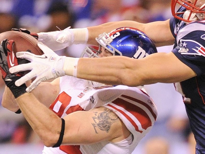 Chase Blackburn (L) of the New York Giants is defended by Rob Gronkowski (R) of the New England Patriots in the second half during Super Bowl XLVI on February 5, 2012 at Lucas Oil Stadium in Indianapolis, Indiana. AFP PHOTO / TIMOTHY A. CLARYChasev