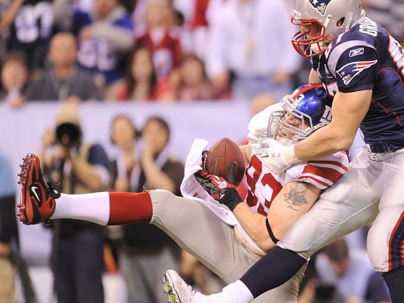 Chase Blackburn (L) of the New York Giants is defended by Rob Gronkowski (R) of the New England Patriots in the second half during Super Bowl XLVI on February 5, 2012 at Lucas Oil Stadium in Indianapolis, Indiana. AFP PHOTO / TIMOTHY A. CLARYChasev