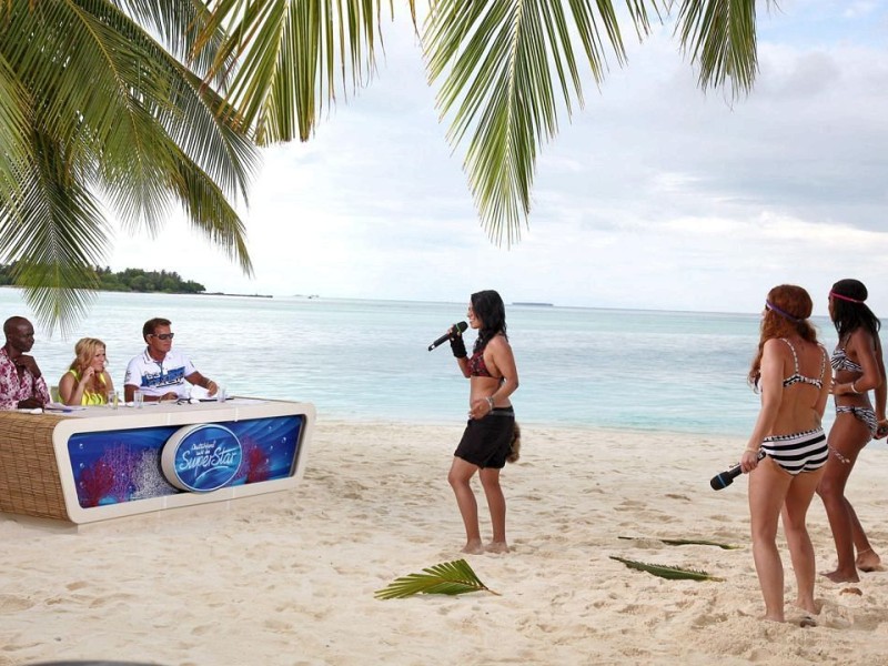 Bruce Darnell, Natalie Horler und Dieter Bohlen lauschen Isabelle Kessel, Luisa Rowe und Ursula James (v.li.)