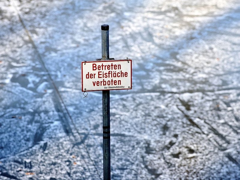 Eisige Temperaturen verwandeln den Bochumer Stadtpark am Montag, 06. Februar 2012, in eine Winterlandschaft. Bei strahlendem Sonnenschein besuchen Spaziergänger und Schlittschuhläufer den Park. Foto: Ingo Otto / WAZ FotoPool