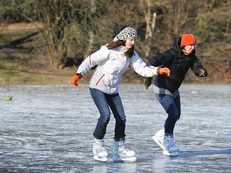 Eisige Temperaturen verwandeln den Bochumer Stadtpark am Montag, 06. Februar 2012, in eine Winterlandschaft. Bei strahlendem Sonnenschein besuchen Spaziergänger und Schlittschuhläufer, wie Hannah und Franca, den Park. Foto: Ingo Otto / WAZ FotoPool