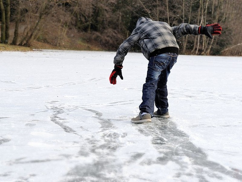 Eisige Temperaturen verwandeln den Bochumer Stadtpark am Dienstag, 07. Februar 2012, in eine Winterlandschaft.  Spaziergänger und Jogger besuchen den Park. Jugendliche schlittern auf dem zugefrorenen See umher.  Foto: Ingo Otto / WAZ FotoPool