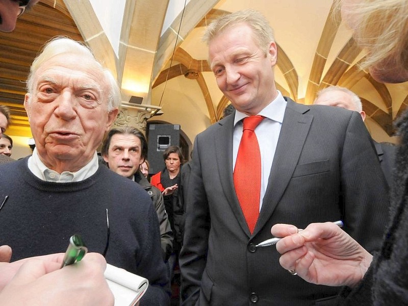 Gemeinsam mit SPD-Parteigenosse und Alt-Oberbürgermeister Josef Krings wartete Jäger auf die Verkündung des Abstimmungsergebnisses am Sonntagabend im Rathaus.