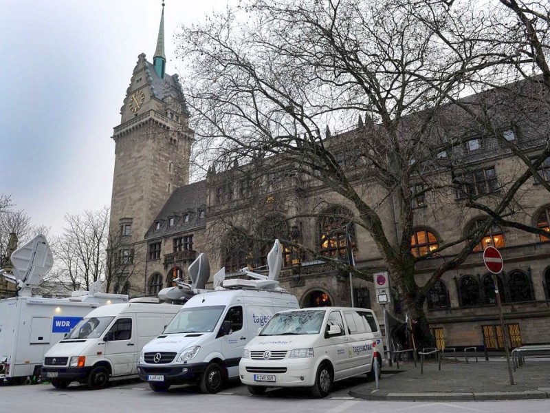 Schon am Mittag hatten die Übertragungswagen der Fernsehsender vor dem Rathaus in Duisburg Position bezogen...