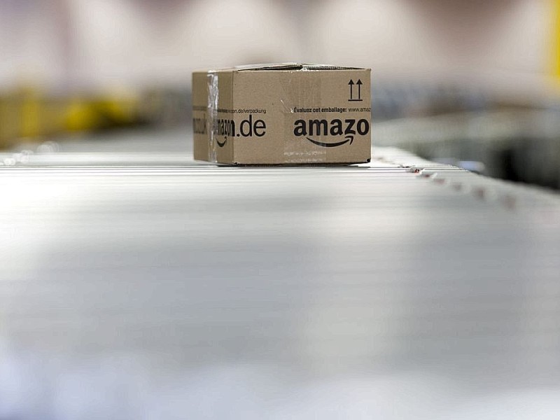 Ein Amazon - Paket auf einem Transportband, offizielle Einweihung des Amazon - Logistikzentrums in Rheinberg am Freitag, 17.02.2012. Foto: Bernd Lauter / WAZ FotoPool