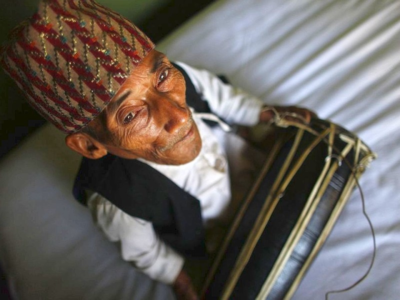 ...üblicherweise tun. Chandra Bahadur Dangi freut...