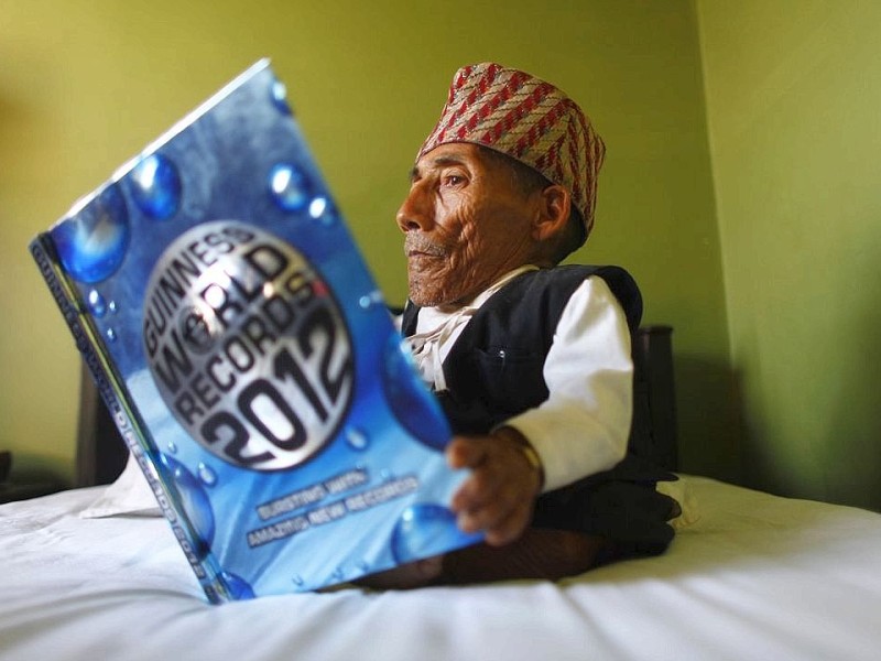 ...Landes reisen, um sich vermessen zu lassen. In Kathmandu wollte er die Leute vom Guinness-Buch der Rekorde treffen, um...