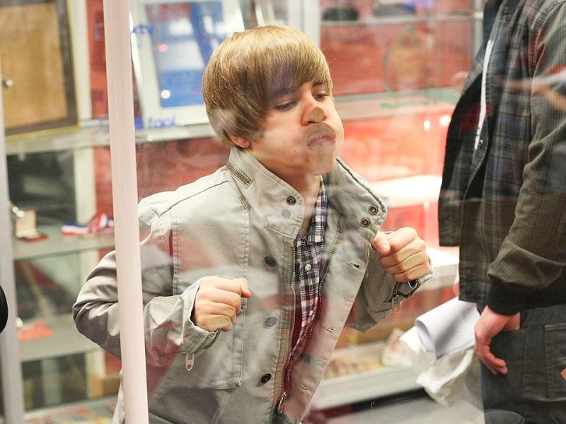 Eigentlich sieht Justin Bieber - genau wie seine Frisur - immer gleich aus, doch hin und wieder macht auch er einen Spaß. Im November 2011 bekam...