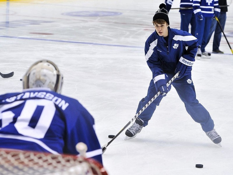 Bieber trainiert auf dem Eis mit den Toronto Maple Leafs für die kanadische Stiftung Children's Wish.