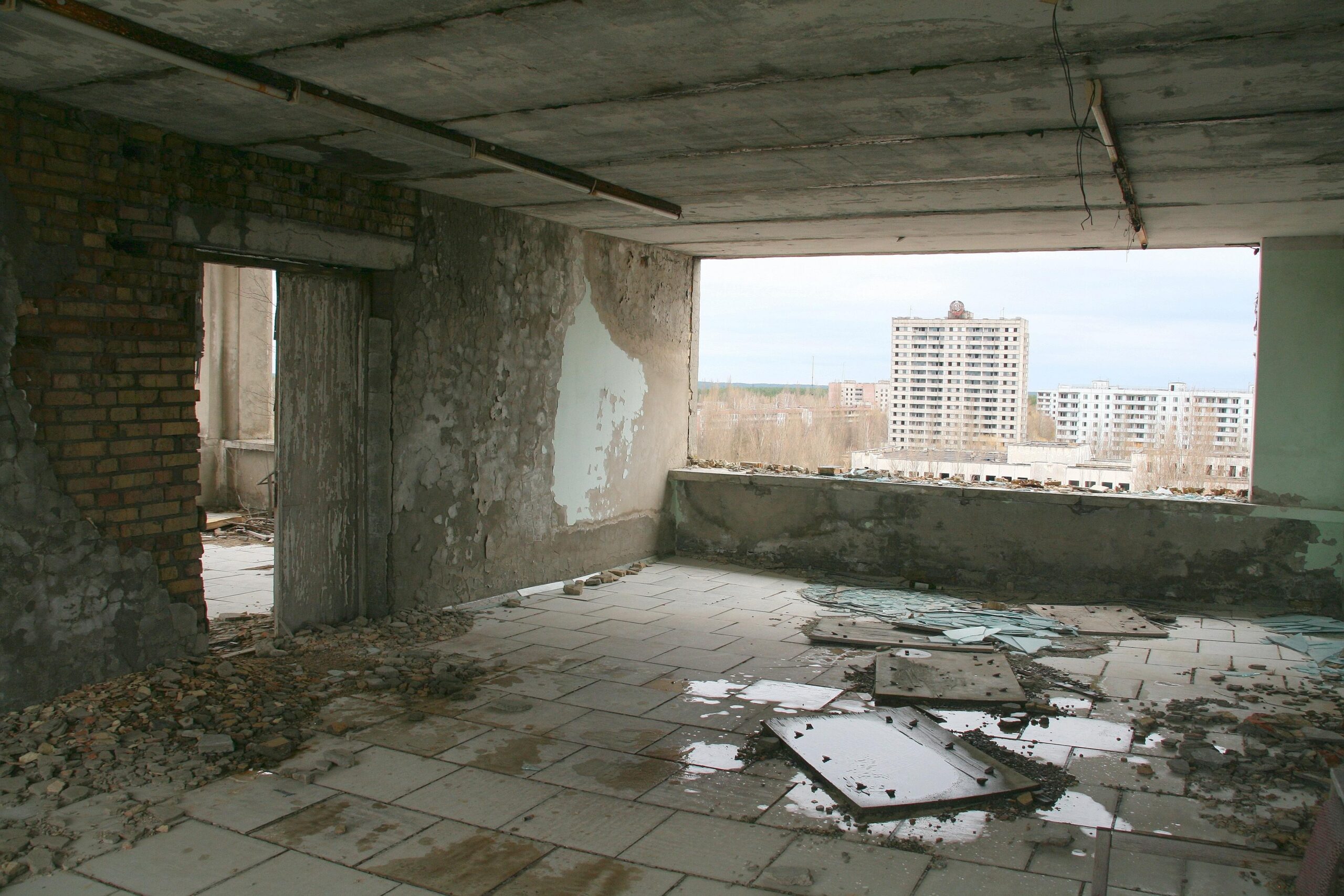 25 Jahre nach dem Unglück: Besuch in der Sperrzone von Tschernobyl.Die Geisterstadt Pripjat unmittelbar neben dem Unglücksreaktor.