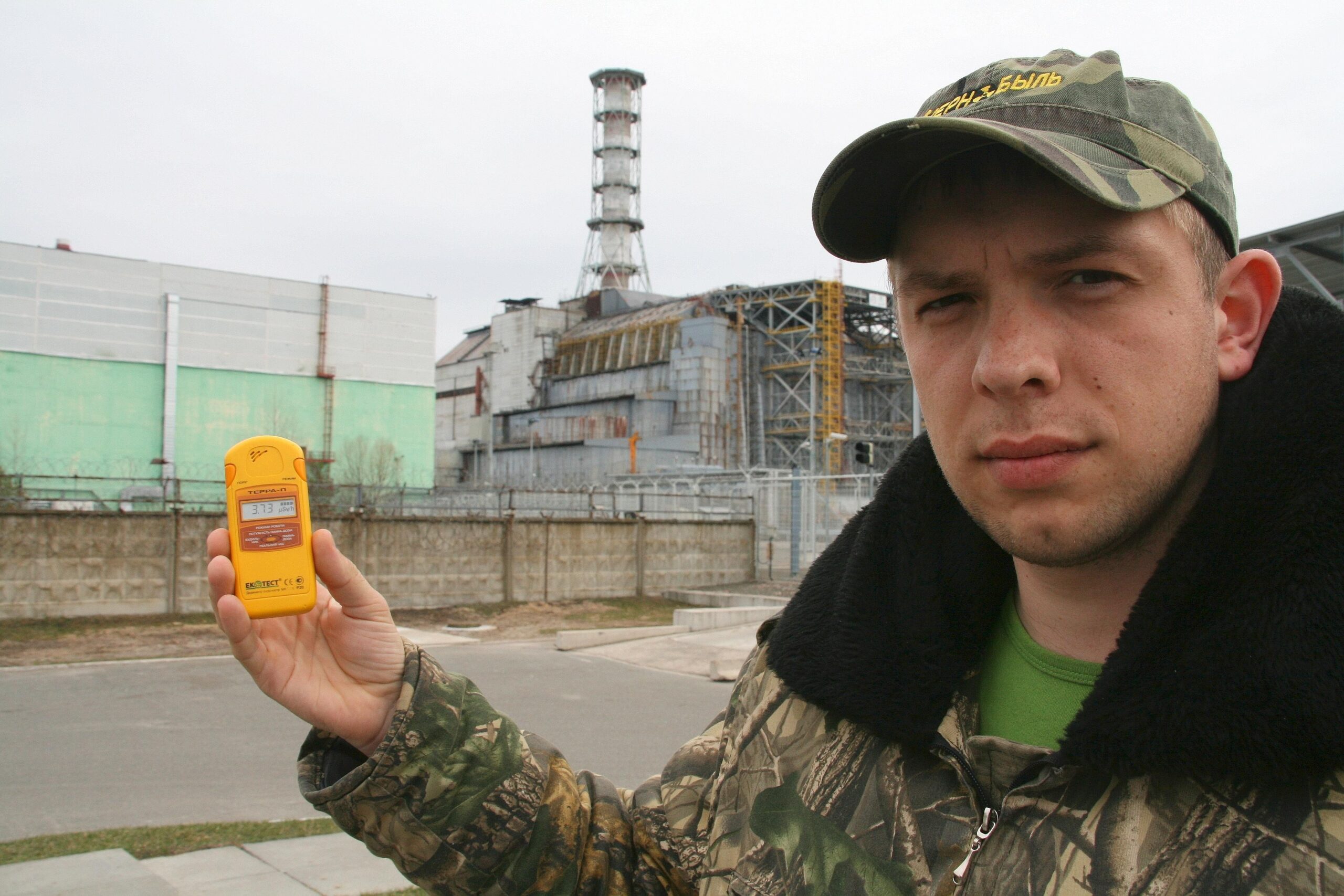 25 Jahre nach dem Unglück: Besuch in der Sperrzone von Tschernobyl.Tour-Guide Nikolai Fomin (24) vor dem Unglücksreaktor. Das Strahlenmessgerät zeigt 3,73 Microsievert pro Stunde. Das ist das 100fache der natürlichen Strahlung.