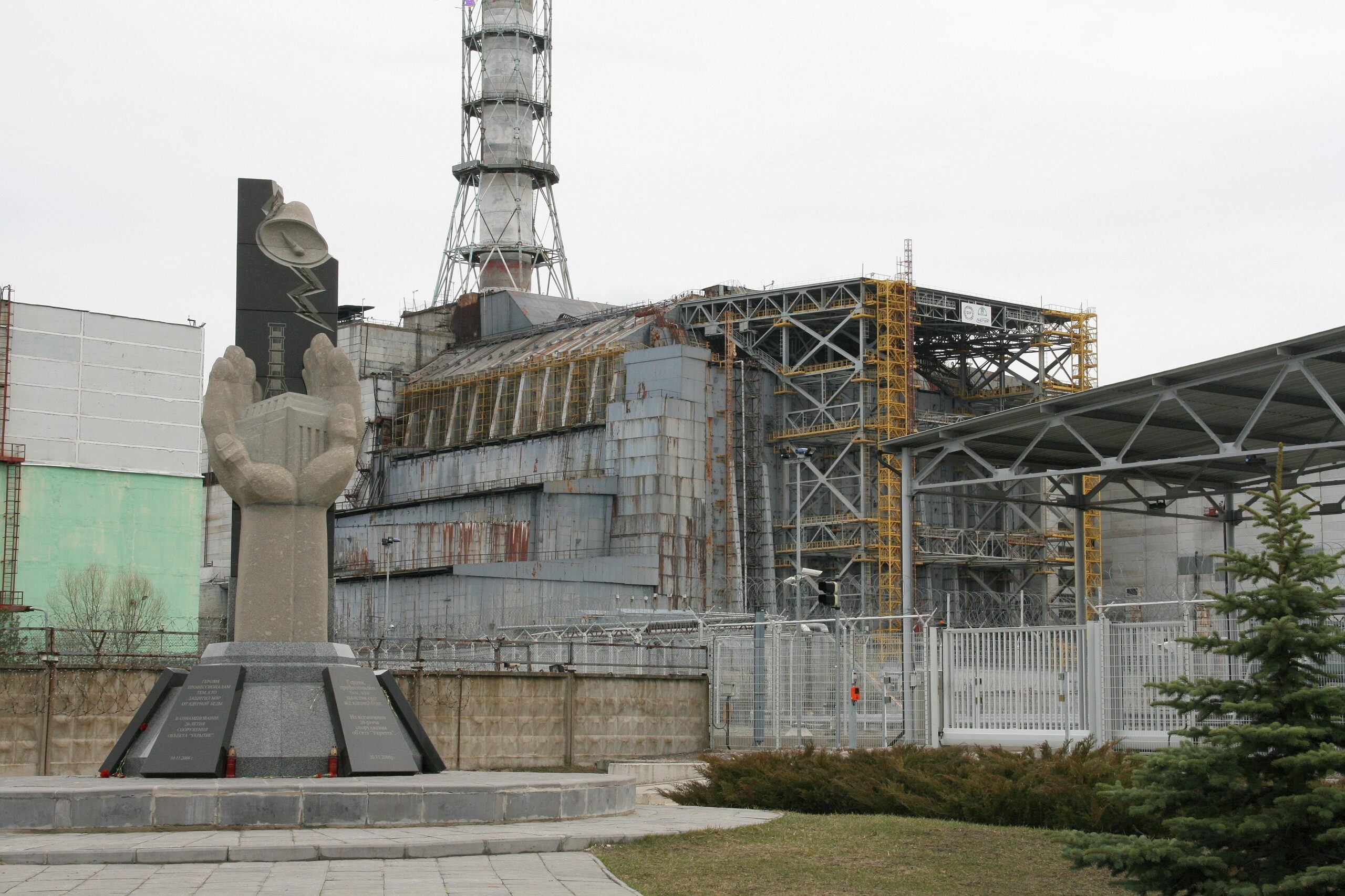 25 Jahre nach dem Unglück: Besuch in der Sperrzone von Tschernobyl.Mahnmal und der  Unglücksreaktor.