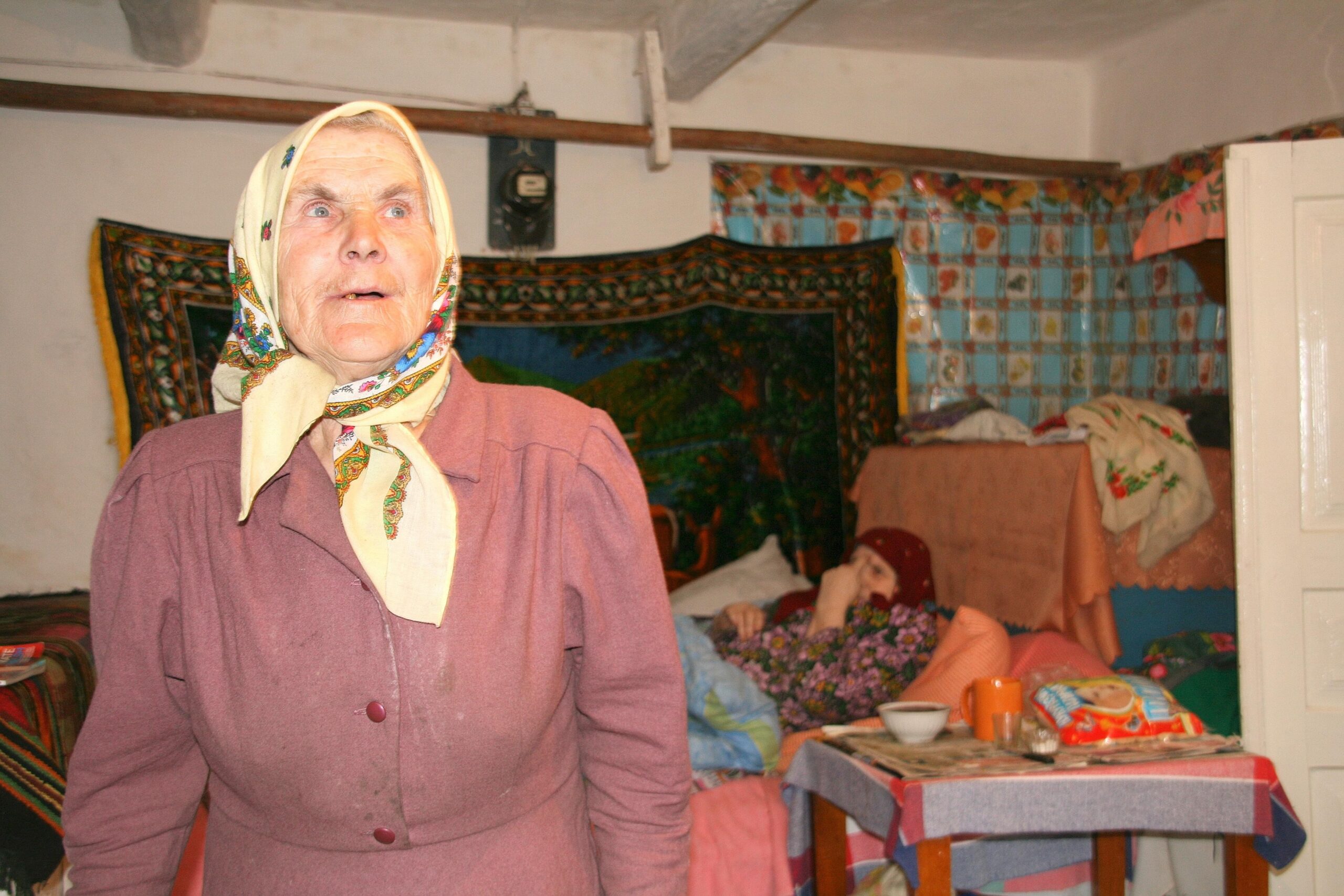 25 Jahre nach dem Unglück: Besuch in der Sperrzone von Tschernobyl. Rückkehrerin Hanna Saworodnija (78) lebt im Dorf Kupowate.