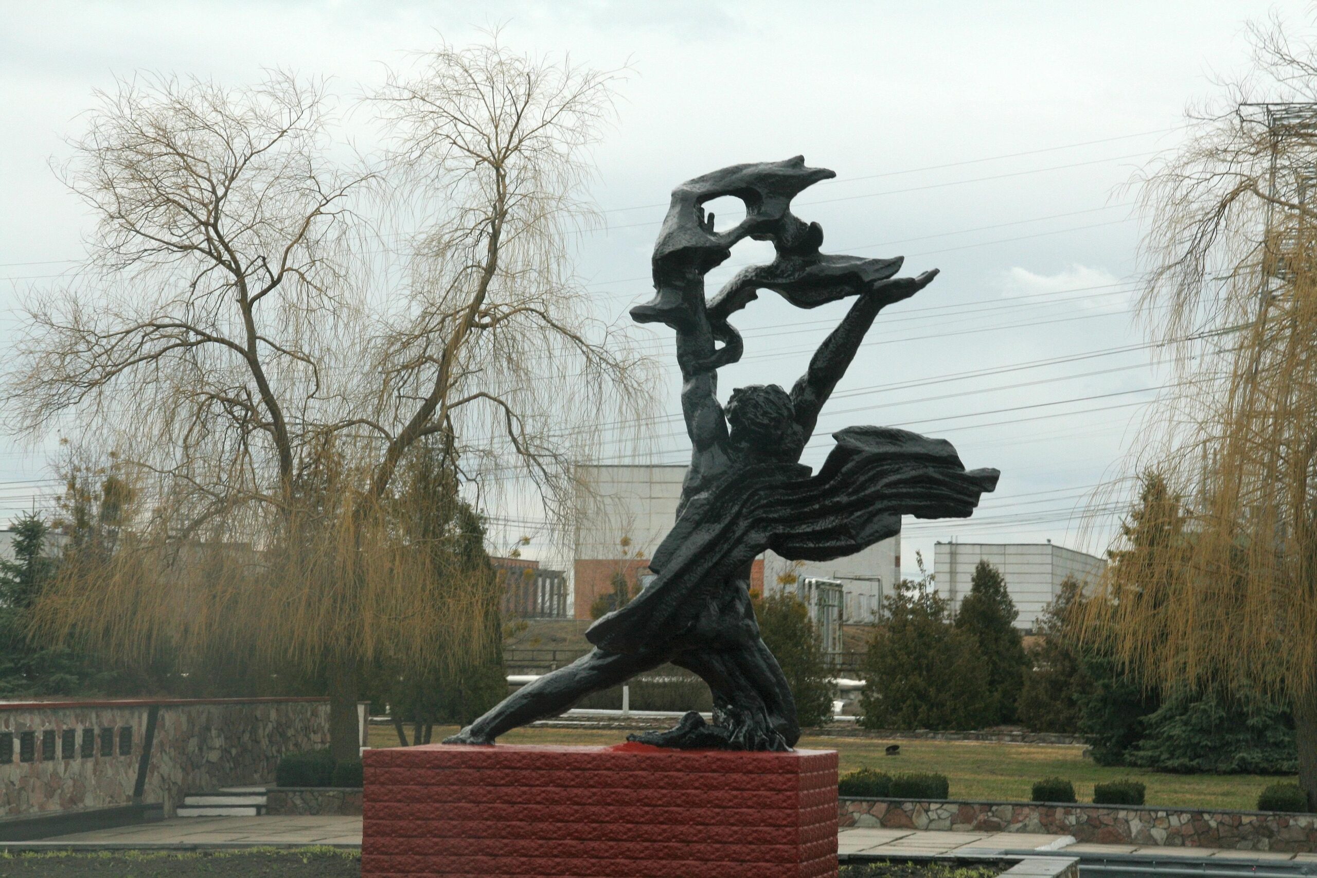 25 Jahre nach dem Unglück: Besuch in der Sperrzone von Tschernobyl.Prometheus bringt den Menschen das Feuer - Statue vor dem Unglücksreaktor von Tschernobyl.