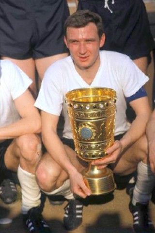 In der Saison 1964/65 holte er mit dem BVB den DFB-Pokal.