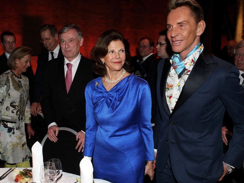 Neben Königin Silvia von Schweden, Alt-Bundespräsident Horst Köhler (li.) und Joop ...