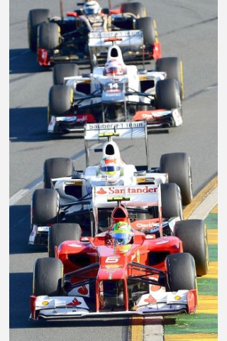 Felipe Massa im Ferrari führt eine Gruppe von Fahrern an. Er schied letztlich aber auch aus.