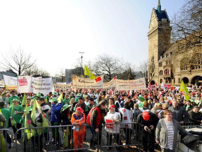 Nach Angaben der Gewerkschaft Verdi nahmen zwischen 10.000 und 15.000 Beschäftigte des öffentlichen Dienstes an der zentralen Kundgebung auf dem Burgplatz vor dem Rathaus in Duisburg teil. Sie fordern 6.6 % mehr Lohn oder mindestens 200 Euro monatlich.