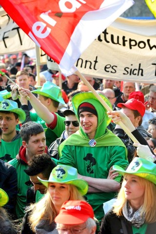 Streikende von der Verdi-Jugend bei der Kundgebung in Duisburg.