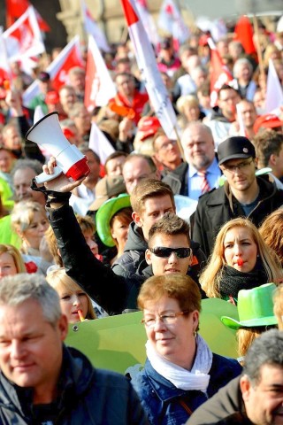 Nach Angaben der Gewerkschaft Verdi nahmen zwischen 10.000 und 15.000 Beschäftigte des öffentlichen Dienstes an der zentralen Kundgebung auf dem Burgplatz vor dem Rathaus in Duisburg teil. Sie fordern 6.6 % mehr Lohn oder mindestens 200 Euro monatlich.