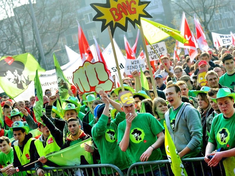 Streikende von der Verdi-Jugend bei der Kundgebung in Duisburg.