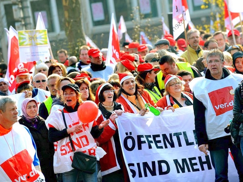 Streikende aus Mülheim bei der Kundgebung in Duisburg.