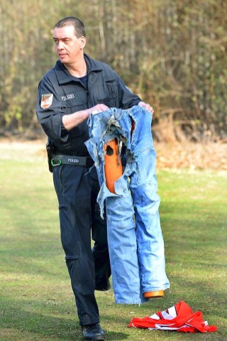 Hier zeigt ein Polizist, was passiert, wenn ein Feuerwerkskörper in einer Hosentasche explodiert.