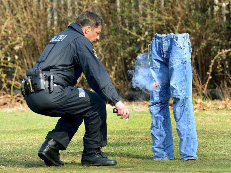Hier zeigt ein Polizist, was passiert, wenn ein Feuerwerkskörper in einer Hosentasche explodiert.