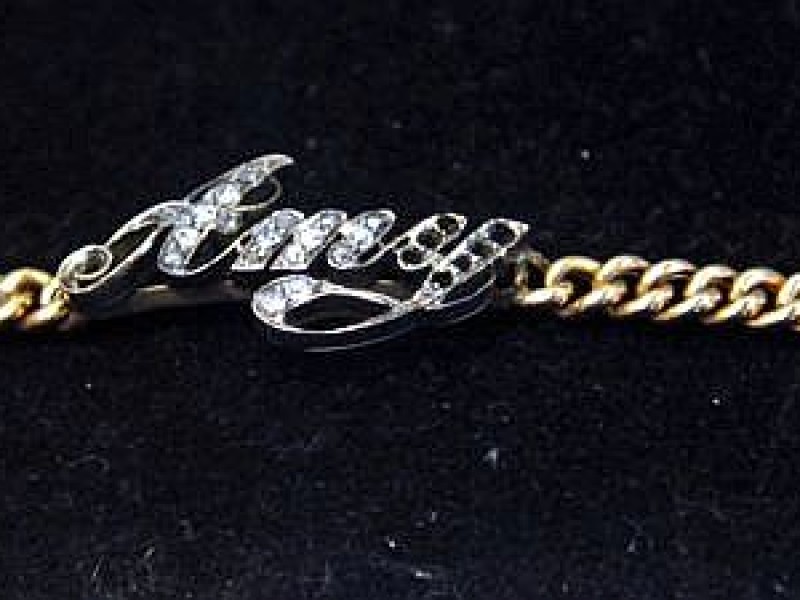 ...Schmuck war an Bord der Titanic, als das Schiff sank. Dieses Armband aus purem Gold trägt den Namen Amy in diamonds. Neben wertvollen...