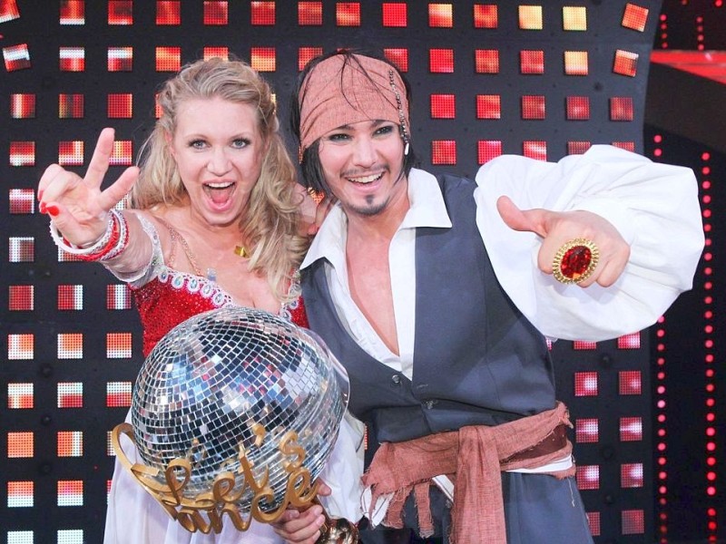 Die ehemalige Profisportlerin Magdalena Brzeska und ihr Tanzpartner Erich Klann jubeln über den Sieg bei Let´s Dance 2012.