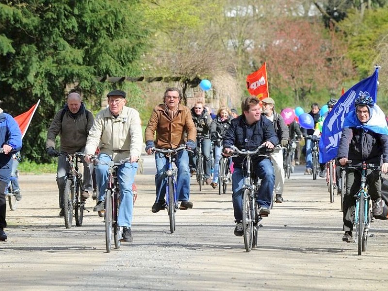 Rund 150 Demonstranten beteiligten sich am Ostersonntag, dem 08.03.2012, an der Kundgebung zum Ostermarsch Ruhr am Mahnmal für die Opfer der nationalsozialistischen Gewaltherrschaft im Stadtgarten Gelsenkirchen. Die etwa 100 Radfahrer unter ihnen kamen aus Essen und fuhren anschließend weiter nach Bochum.Foto: Martin Möller / WAZ FotoPool / 08.04.2012