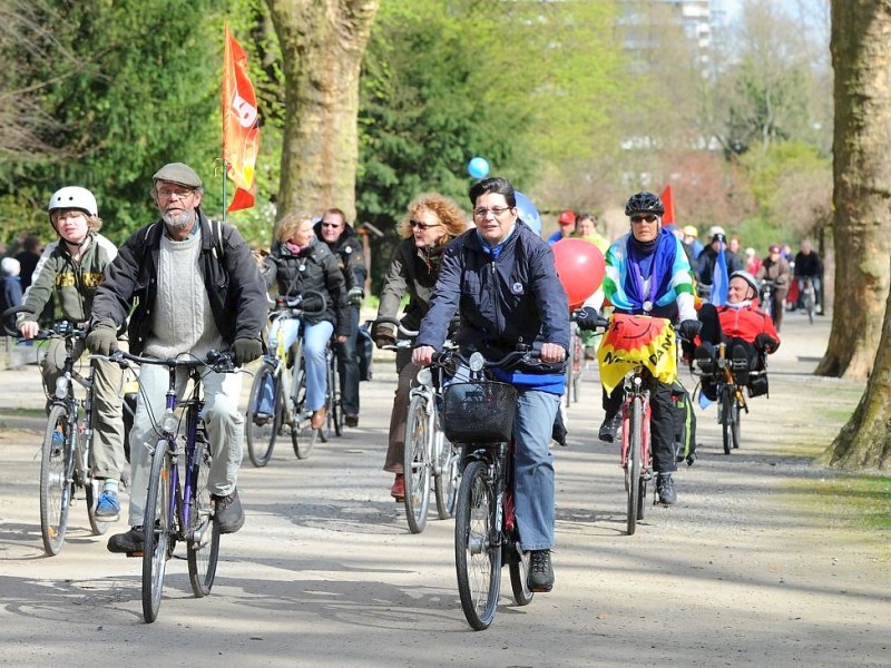 Rund 150 Demonstranten beteiligten sich am Ostersonntag, dem 08.03.2012, an der Kundgebung zum Ostermarsch Ruhr am Mahnmal für die Opfer der nationalsozialistischen Gewaltherrschaft im Stadtgarten Gelsenkirchen. Die etwa 100 Radfahrer unter ihnen kamen aus Essen und fuhren anschließend weiter nach Bochum.Foto: Martin Möller / WAZ FotoPool / 08.04.2012