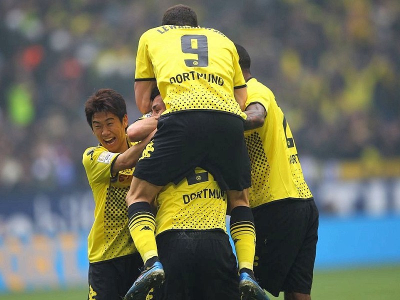 Borussia Dortmund hat in einer hart umkämpften Partie den FC Schalke 04 mit 2:1 besiegt. Sebastian Kehl erzielte den entscheidenden Treffer.