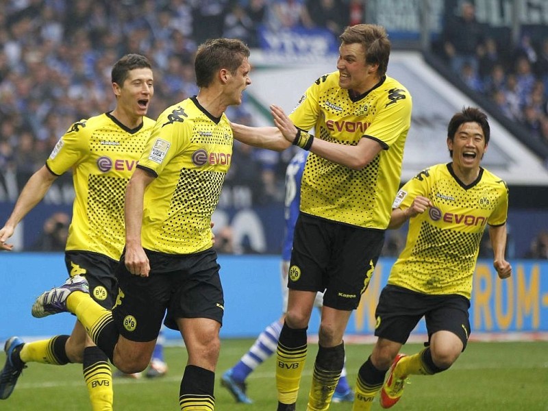 Borussia Dortmund hat in einer hart umkämpften Partie den FC Schalke 04 mit 2:1 besiegt. Sebastian Kehl erzielte den entscheidenden Treffer.