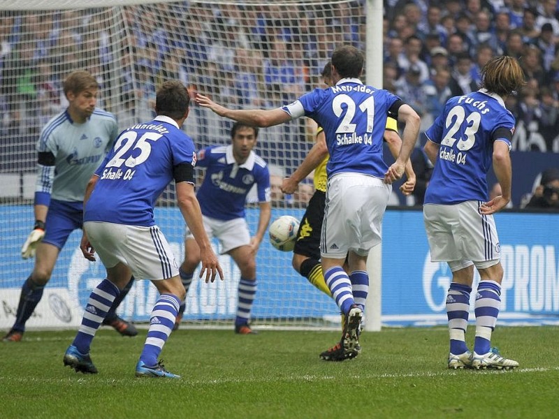 Borussia Dortmund hat in einer hart umkämpften Partie den FC Schalke 04 mit 2:1 besiegt. Sebastian Kehl erzielte den entscheidenden Treffer.