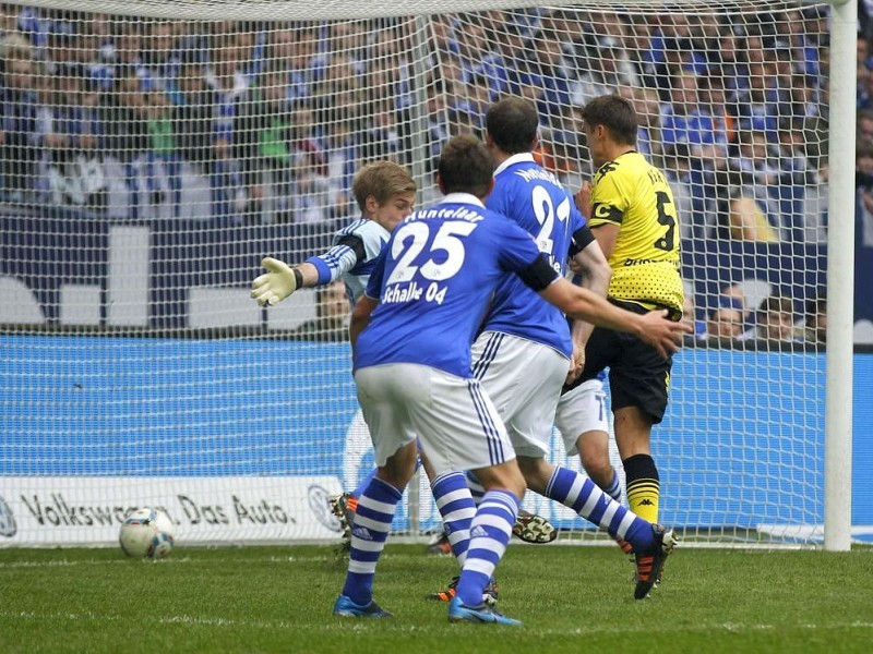 Borussia Dortmund hat in einer hart umkämpften Partie den FC Schalke 04 mit 2:1 besiegt. Sebastian Kehl erzielte den entscheidenden Treffer.