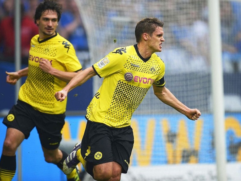 Borussia Dortmund hat in einer hart umkämpften Partie den FC Schalke 04 mit 2:1 besiegt. Sebastian Kehl erzielte den entscheidenden Treffer.