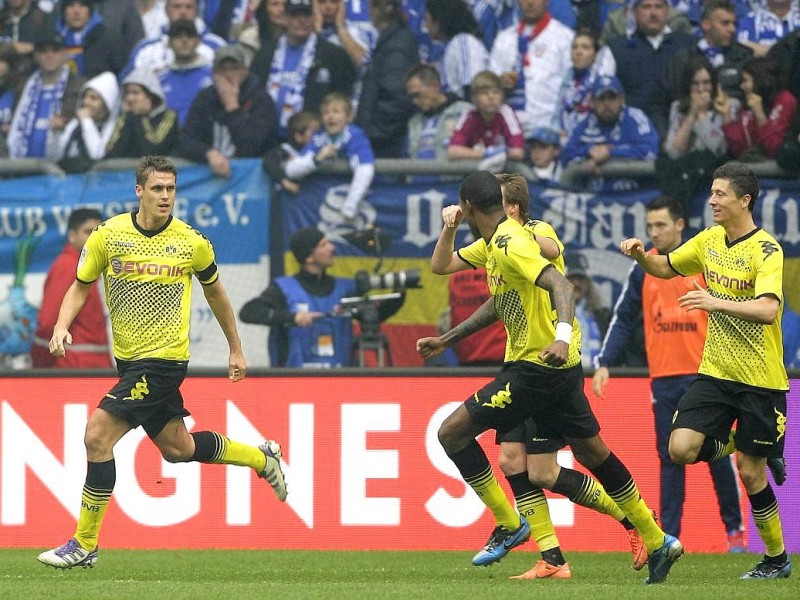 Borussia Dortmund hat in einer hart umkämpften Partie den FC Schalke 04 mit 2:1 besiegt. Sebastian Kehl erzielte den entscheidenden Treffer.