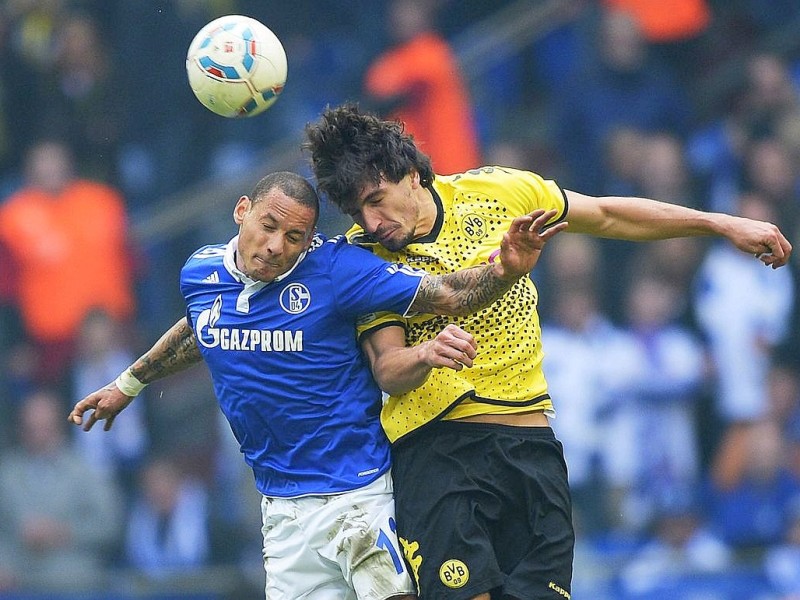 Borussia Dortmund hat in einer hart umkämpften Partie den FC Schalke 04 mit 2:1 besiegt. Sebastian Kehl erzielte den entscheidenden Treffer.