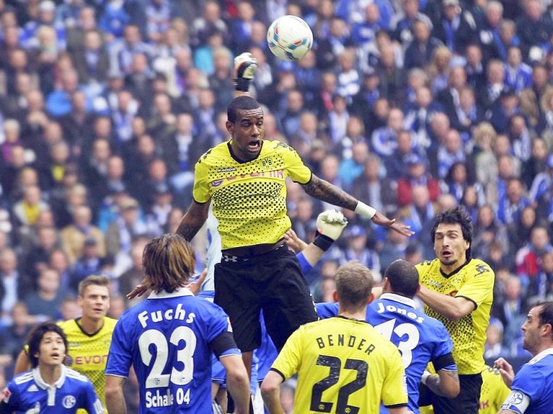 Borussia Dortmund hat in einer hart umkämpften Partie den FC Schalke 04 mit 2:1 besiegt. Sebastian Kehl erzielte den entscheidenden Treffer.