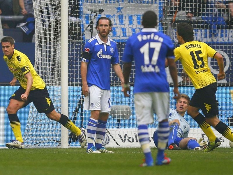 Borussia Dortmund hat in einer hart umkämpften Partie den FC Schalke 04 mit 2:1 besiegt. Sebastian Kehl erzielte den entscheidenden Treffer.