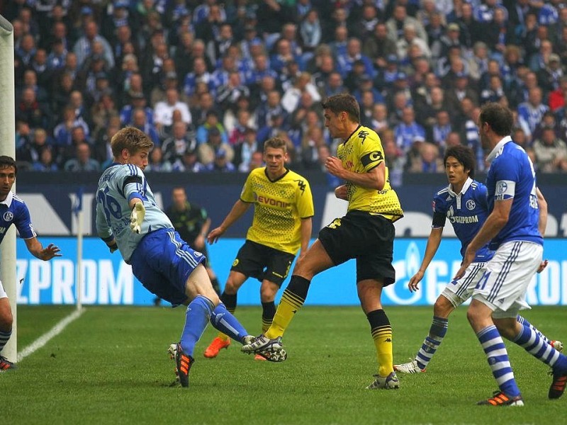 Borussia Dortmund hat in einer hart umkämpften Partie den FC Schalke 04 mit 2:1 besiegt. Sebastian Kehl erzielte den entscheidenden Treffer.