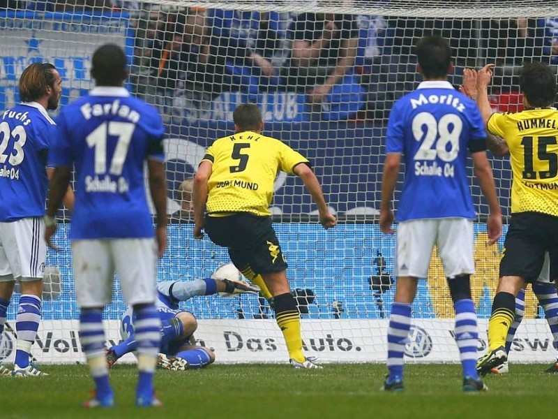 Borussia Dortmund hat in einer hart umkämpften Partie den FC Schalke 04 mit 2:1 besiegt. Sebastian Kehl erzielte den entscheidenden Treffer.