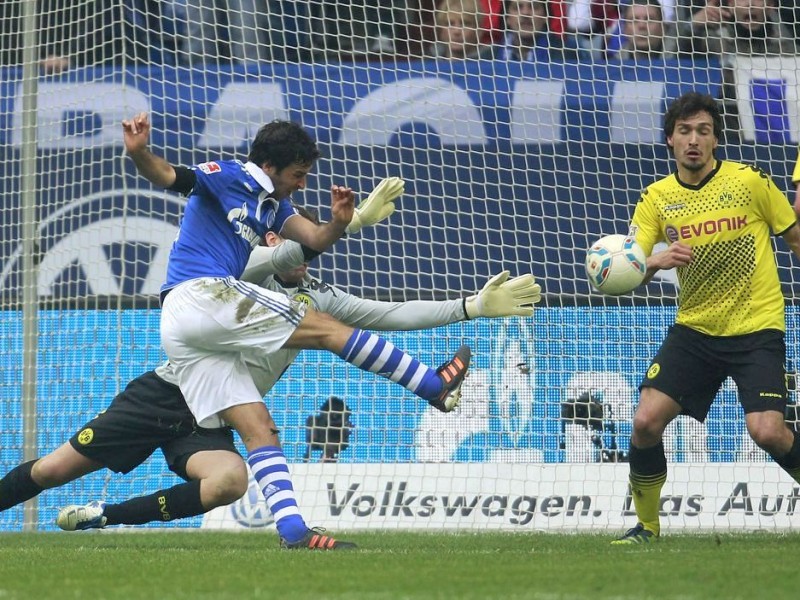 Borussia Dortmund hat in einer hart umkämpften Partie den FC Schalke 04 mit 2:1 besiegt. Sebastian Kehl erzielte den entscheidenden Treffer.