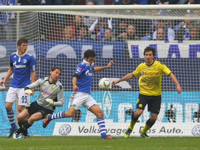 Borussia Dortmund hat in einer hart umkämpften Partie den FC Schalke 04 mit 2:1 besiegt. Sebastian Kehl erzielte den entscheidenden Treffer.