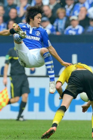 Borussia Dortmund hat in einer hart umkämpften Partie den FC Schalke 04 mit 2:1 besiegt. Sebastian Kehl erzielte den entscheidenden Treffer.