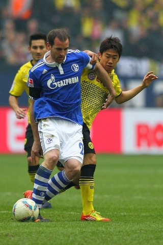 Borussia Dortmund hat in einer hart umkämpften Partie den FC Schalke 04 mit 2:1 besiegt. Sebastian Kehl erzielte den entscheidenden Treffer.